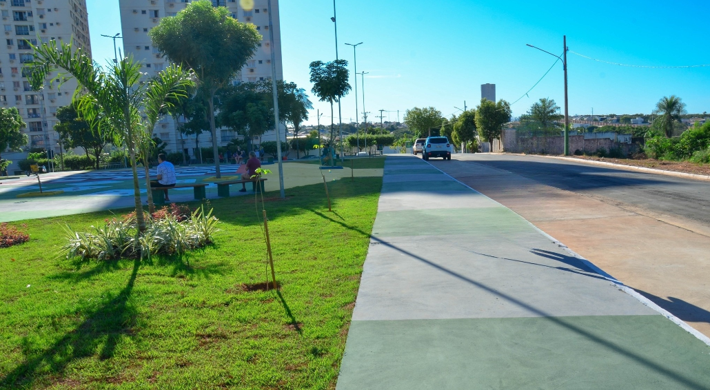 Passeio e área verde da praça em frente ao Garden