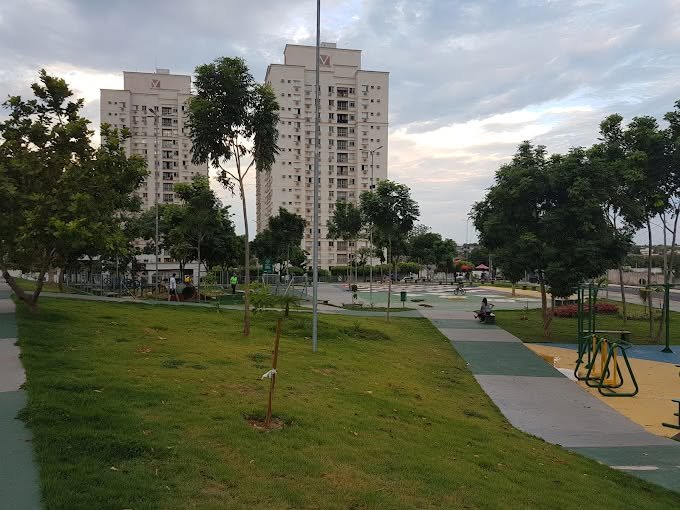 Vista da praça com o Garden Bosque da Saúde ao fundo
